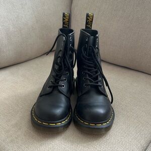 DOC MARTENS SIZE 6